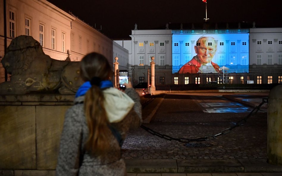 Zdjęcie papieża Jana Pawła II na fasadzie Pałacu Prezydenckiego