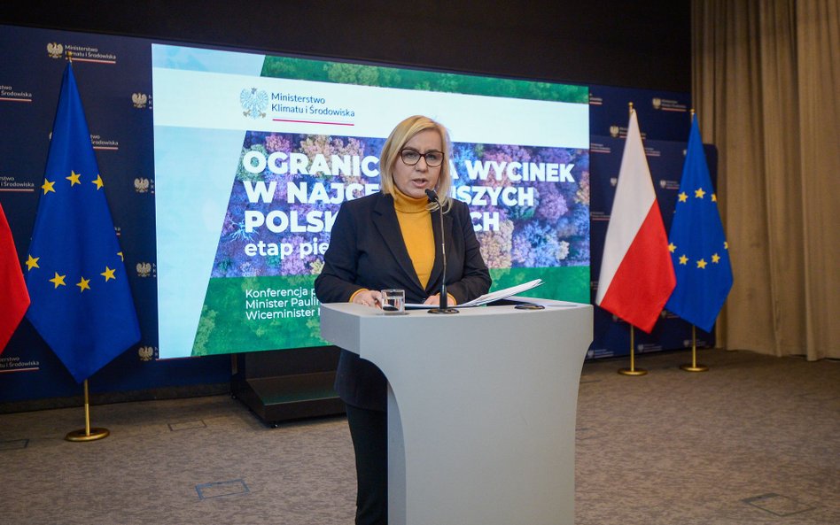 Minister klimatu i środowiska Paulina Hennig-Kloska podczas konferencji prasowej w siedzibie resortu