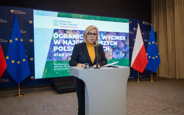 Minister klimatu i środowiska Paulina Hennig-Kloska podczas konferencji prasowej w siedzibie resortu