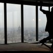 Na 41. piętrze biurowca "Moscow City" swoje triki trenują deskorolkarze