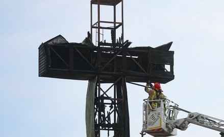 W Wielki Piątek spłonął krzyż przed kościołem parafialnym św. Maksymiliana Marii Kolbego przy ulicy 