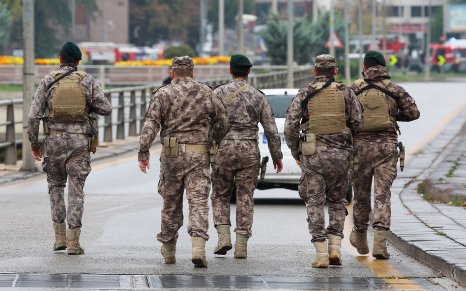 Funkcjonariusze specjalnej jednostki tureckiej policji w miejscu zamachu w Ankarze