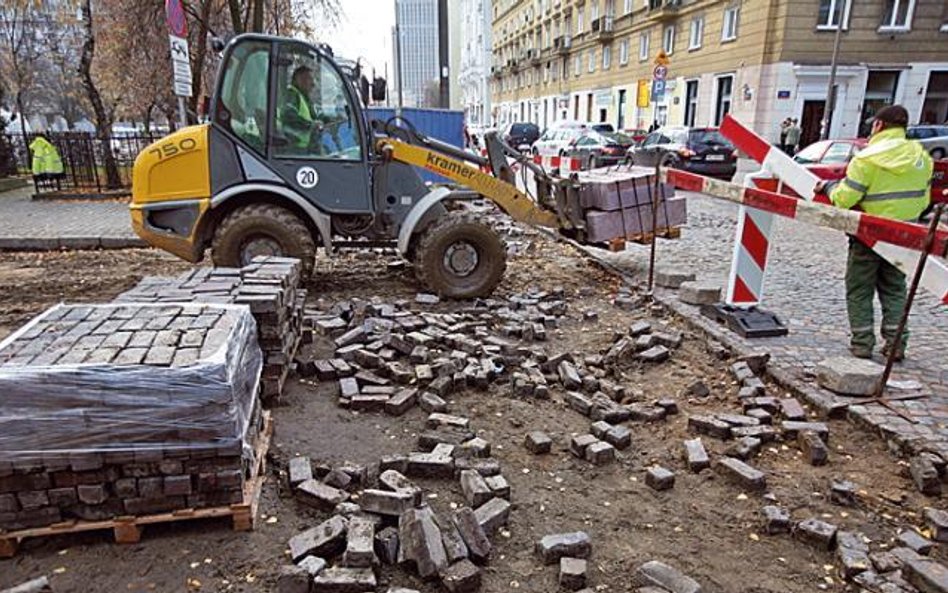 Mieszkańcy Chłodnej twierdzą, że zamiast modernizacji ulicy jest „radosna wariacja na temat”