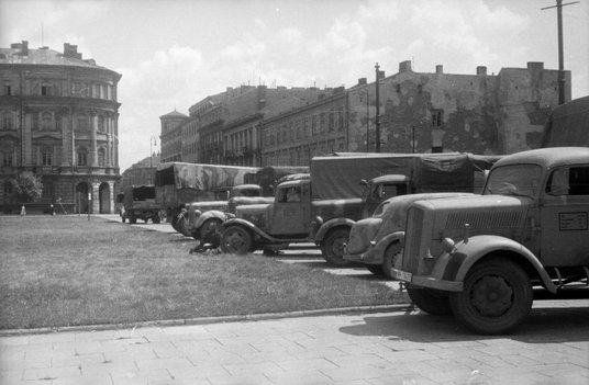 Niemieckie pojazdy wojskowe na pl. Piłsudskiego. Ewakuacja czy dostawa zaopatrzenia dla frontu? Wars