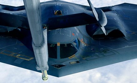 B2 Spirit, choć formalnie ma 11 tys. km zasięgu, może w praktyce zaatakować każde miejsce na Ziemi. 