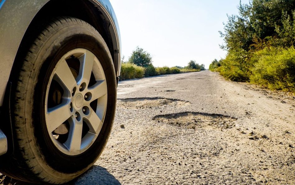 Co robić, gdy dziura w drodze zniszczy nam auto