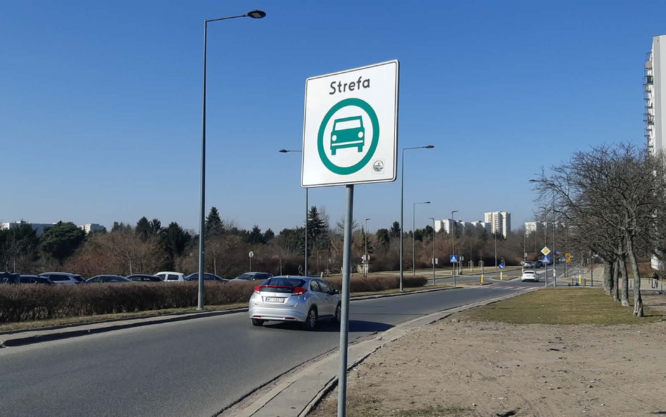 W stolicy Strefa Czystego Transportu (SCT) jest oznaczona przez znaki drogowe D-54 „strefa czystego 