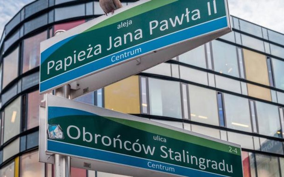 Szczecińskie skrzyżowanie ul. Obrońców Stalingradu i al. Papieża Jana Pawła II pokazuje, że pozostaw