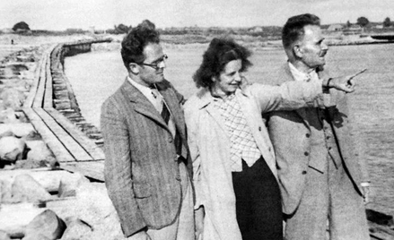 Wanda i Witold Bacewiczowie z ojcem na Litwie. Lata 30. XX wieku