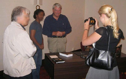 David Irving podczas spotkania w Marriotcie. Zdjęcie robi jego asystentka Jaenelle Antas