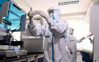 Badania próbek koronawirusa w laboratorium w Shenyang w północno-wschodnich Chinach