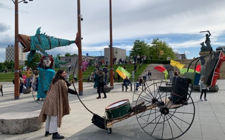 Spektakl u podnóży Pomnika Syrenki