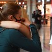 Pływaczka Dominika Kossakowska (L) na lotnisku Chopina w Warszawie po przedwczesnym powrocie z Tokio