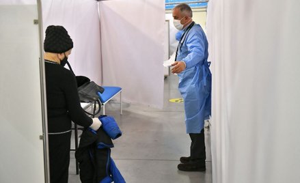 Prezydent Wałbrzycha, kardiolog Roman Szełemej (P) bada pacjentów w punkcie szczepień na terenie Cen