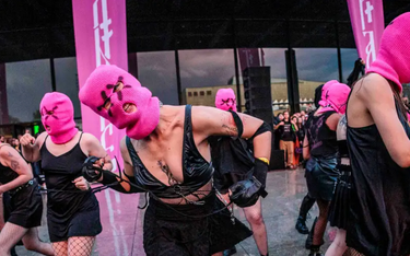 Kolektyw feministyczny Pussy Riot w trakcie performans "Wściekłość" w Berlinie