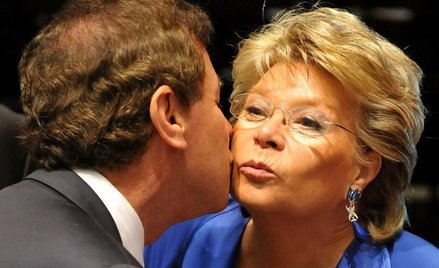 Komisarz ds. sprawiedliwości Viviane Reding (z lewej)