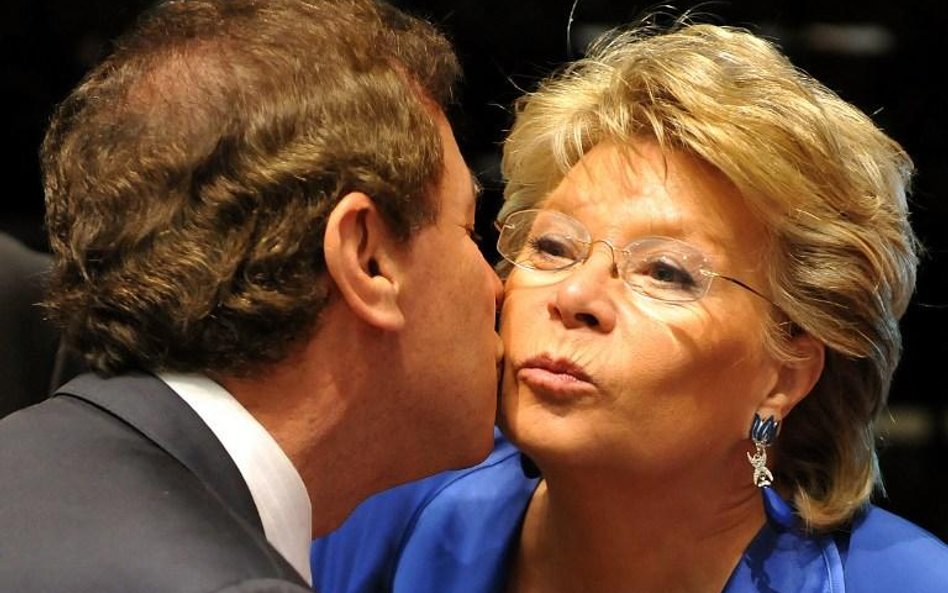 Komisarz ds. sprawiedliwości Viviane Reding (z lewej)