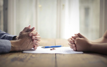 "Czy czas zakazać rozwodów?" - pyta katolickie pismo