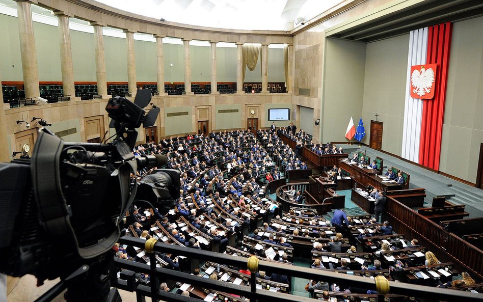 Sondaż: PiS może liczyć na ponad 40-proc. poparcie