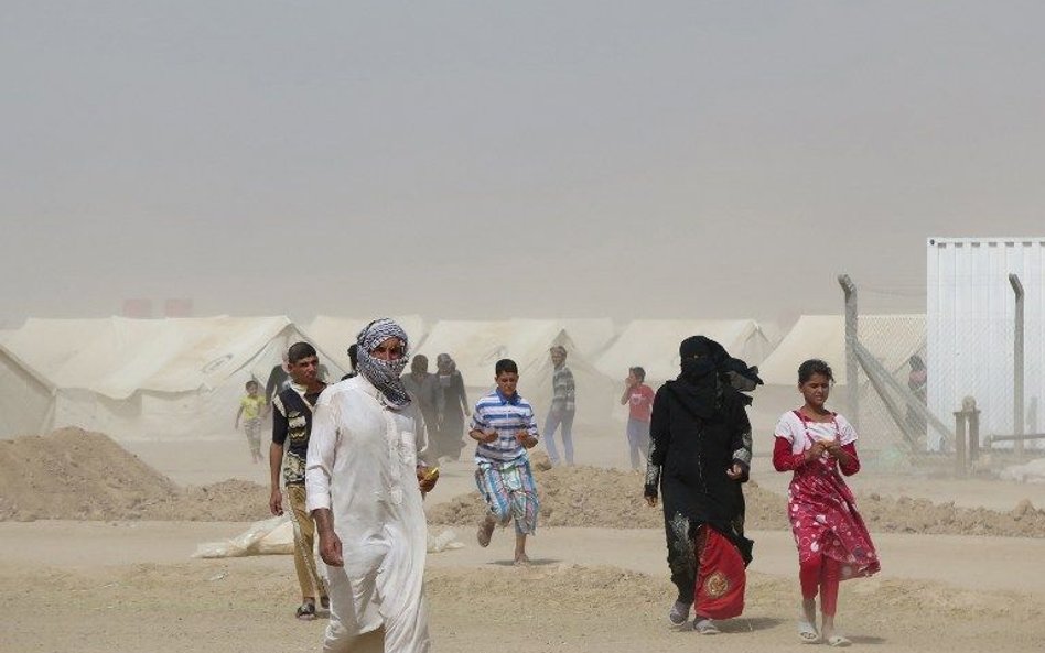 Irak: Daesh kusi ludzi jedzeniem