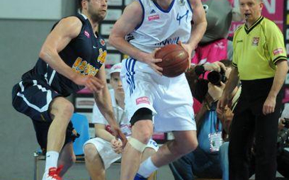 Adam Hrycaniuk z Asseco (L) i Nick Lewis z Anwilu (P) podczas meczu 2. rundy Tauron Basket Ligi, Anw