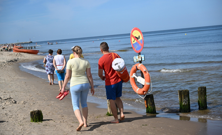 Turyści wypoczywający nad Bałtykiem w Dziwnowie