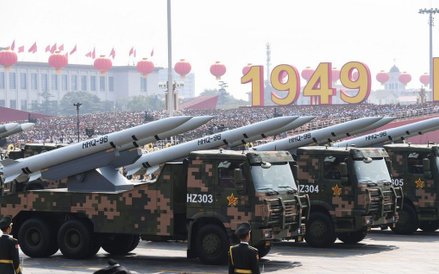Plac Niebiańskiego Spokoju (Tiananmen) - pojazdy z rakietami ziemia-powietrze HHQ-9B biorą udział w 