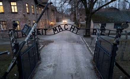Zdjęcie wykonane dronem przedstawiające bramę na terenie byłego niemieckiego  obozu koncentracyjnego