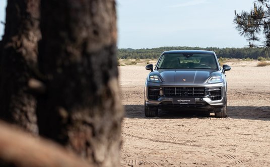 Porsche Cayenne na Pustyni Błędowskiej