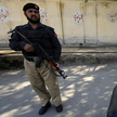 Przedstawiciel pakistańskich sił bezpieczeństwa w punkcie kontrolnym w Peszawarze