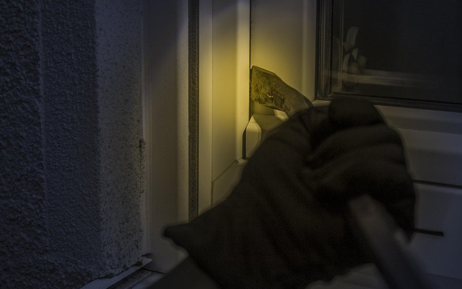 Do włamań często dochodzi w okresie wakacyjnym, kiedy wyjeżdżając na letni wypoczynek pozostawiamy d