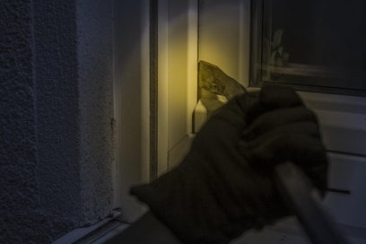 Do włamań często dochodzi w okresie wakacyjnym, kiedy wyjeżdżając na letni wypoczynek pozostawiamy d