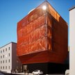 W przedszkolu projektu pracowni Kéré Architecture z Berlina nie brakuje między innymi trzypiętrowego