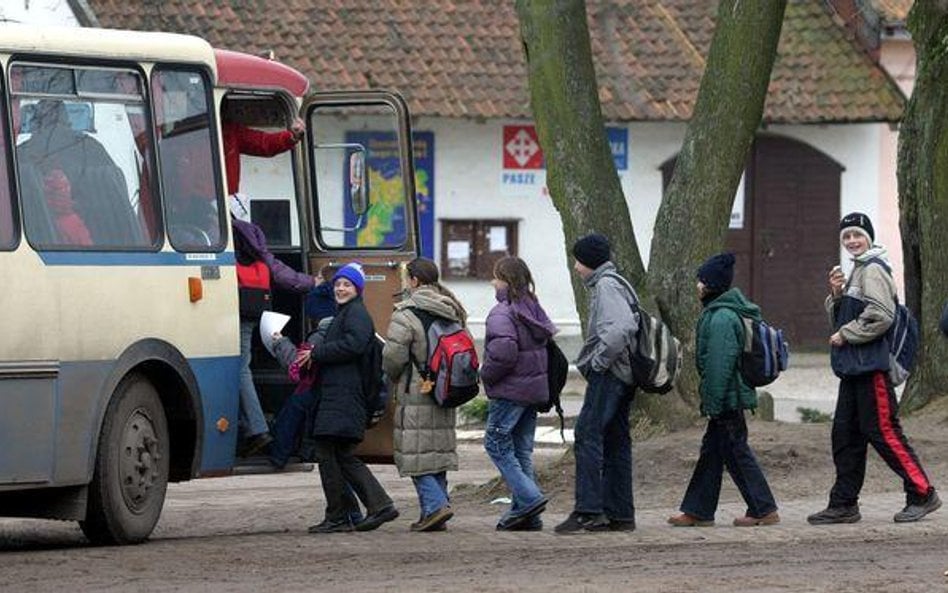 Dziś gmina nie może dowozić wszystkich uczniów do nieodległej szkoły