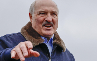 Białoruski prezydent Aleksander Łukaszenko deklaruje lojalność wobec Rosji, ale jednocześnie wysyła 