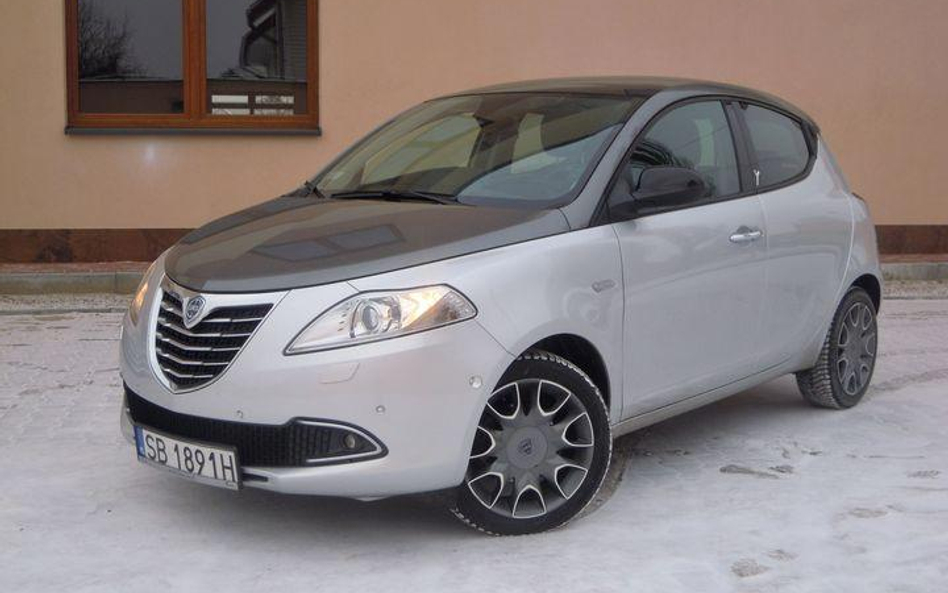 Lancia Ypsilon wygląda jak auto trzydrzwiowe. Klamki ukryto w obramowaniu tylnych, bocznych szyb