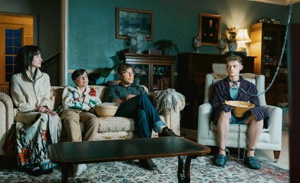 „Dobry chłopiec”: Chuligani zrywają maski