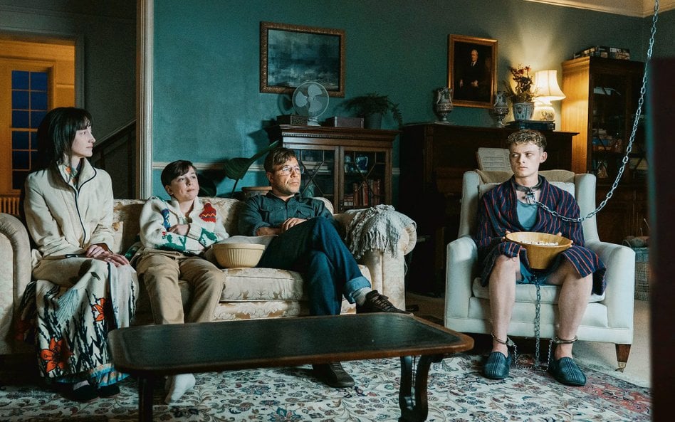 „Dobry chłopiec”: Chuligani zrywają maski