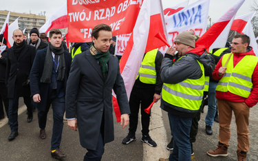 Wicemarszałek Sejmu Krzysztof Bosak (Konfederacja) w drodze do Sejmu w dniu protestu rolników w Wars