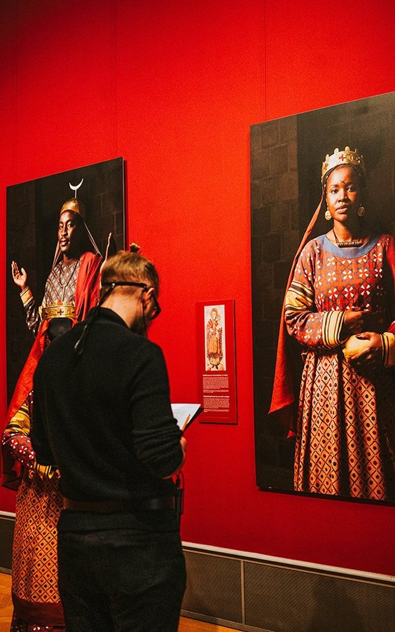 Badania eye-trackingowe na ekspozycji strojów nubijskich w Muzeum Bodego w Berlinie. Badane osoby mi