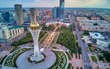 Centrum Astany, stolicy Kazachstanu. Na pierwszym planie wieża Baiterek.