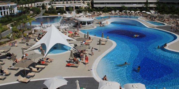 Skoro drożeje paliwo, muszą też drożeć wakacje? Okazuje się, iż niekoniecznie