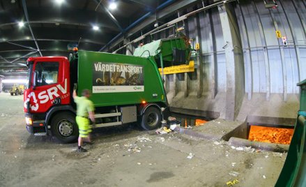 Miliardy złotych pójdą na budowę spalarni śmieci