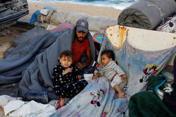 Wysiedlona palestyńska rodzina ucieka z północnej części Strefy Gazy przed izraelskim wojskiem