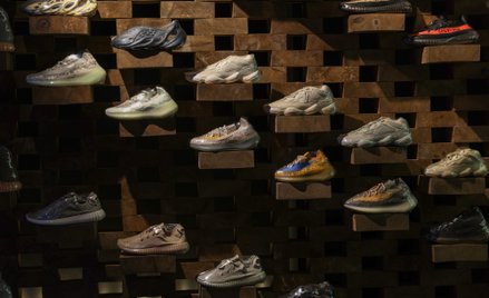 Adidas sprzedaje zapasy butów Yeezy. Zamówienia o wartości pół miliarda euro