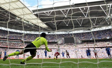 Petr Cech broni karnego w finale Pucharu Anglii