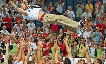 Bogdan Wenta lewituje z pomocą swojej drużyny po meczu z Argentyną w czerwcu 2008 r., który dał pols