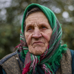 78-letnia Zoja pozuje do zdjęcia na drodze we wsi między linią frontu a Mikołajowem na Ukrainie, 2 l