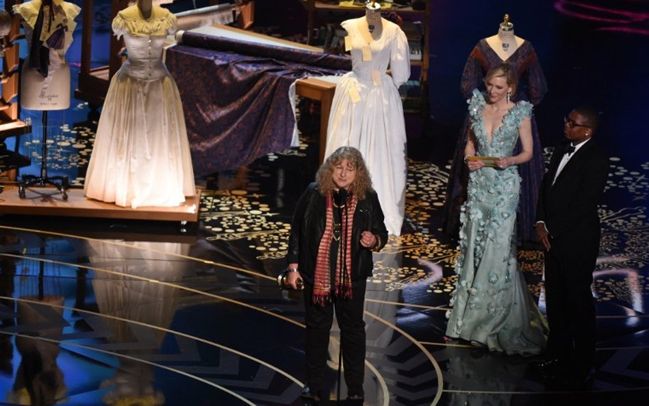 Oscar za najlepsze kostiumy - Mad Max: Na drodze gniewu. Nagrodę odbiera Jenny Beavan