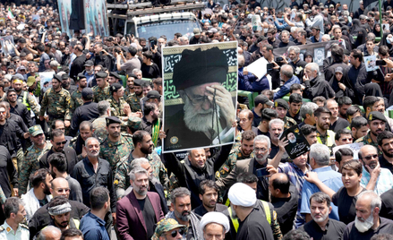 Portret najwyższego przywódcy Iranu, ajatollaha Ali Chamenei, niesiony podczas uroczystości żałobnyc